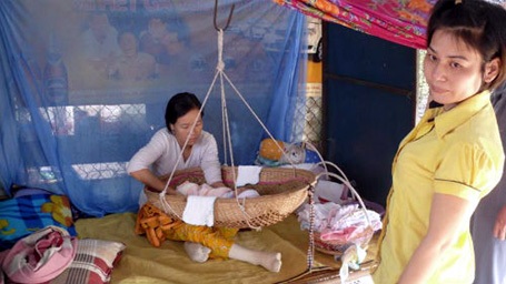 Người cha làm 'vú nuôi' cho 2 sản phụ trong căn chòi rách - 1 Trong căn lều dựng tạm này, 3 cảnh đời cùng 2 đứa trẻ lay lắt bám trụ với cuộc sống mưu sinh.