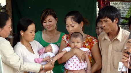 Người cha làm 'vú nuôi' cho 2 sản phụ trong căn chòi rách - 2 Ông Hiếu (ngoài cùng bên phải) tủi phận khi có người đến thăm
