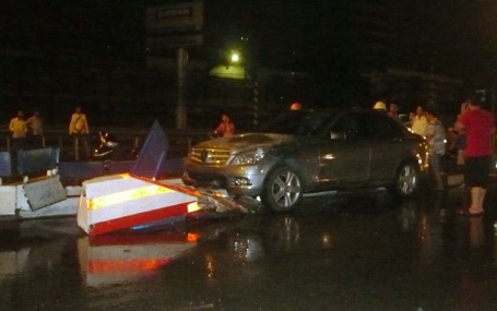 Hà Nội: Xế hộp Mercedes mắc kẹt trên dải phân làn đường - 1 Hiện trường vụ tai nạn.
