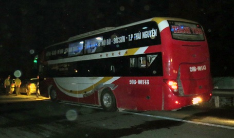 Hà Nội: Xe khách chở pháo lậu bị bắt trong đêm - 1 Vừa đến đầu cao tốc Pháp Vân - Cầu Giẽ, chiếc xe khách bị yêu cầu dừng lại để kiểm tra.