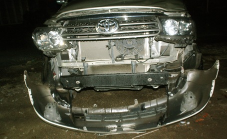 Lan can tầng 8 rơi nát đầu xế hộp - 1 Đầu xe ô tô hư hỏng nặng.