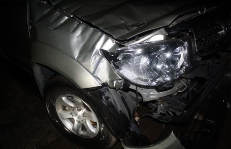 Lan can tầng 8 rơi nát đầu xế hộp - 2 Đầu xe ô tô hư hỏng nặng.