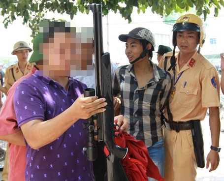 Hà Nội: Nam thanh niên ung dung vác súng ra “chợ giời” bán - 1 Khẩu súng thể thao bị lực lượng chức năng phát hiện, thu giữ.