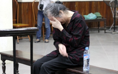 Án chung thân cho nguyên Phó hiệu trưởng sát hại osin của con gái - 1 Bà Nga gục đầu khóc khi nghe tuyên án.