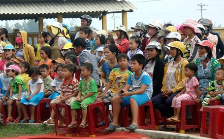 Đón Trung thu cùng các em nhỏ trên huyện đảo Lý Sơn - 1 Các em nhỏ ở Lý Sơn chăm chú theo dõi chương trình văn nghệ buổi chiều.