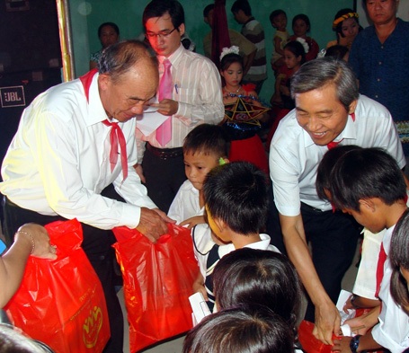 Đón Trung thu cùng các em nhỏ trên huyện đảo Lý Sơn - 3 Hàng ngàn em nhỏ đến chung vui.