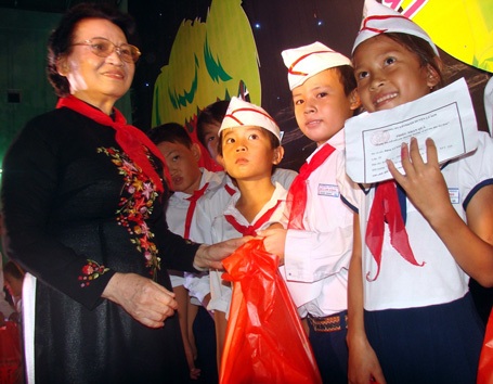Đón Trung thu cùng các em nhỏ trên huyện đảo Lý Sơn - 4 Bà Trần Thị Thanh Thanh - Chủ tịch Hội Bảo vệ quyền trẻ em Việt Nam - tặng quà trong chương trình
