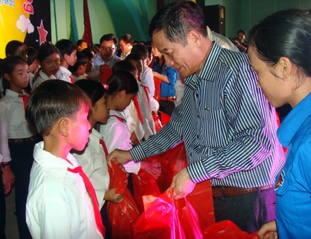 Đón Trung thu cùng các em nhỏ trên huyện đảo Lý Sơn - 5 Nhà báo Đình Hòa - báo Dân trí trao quà cho học sinh Lý Sơn