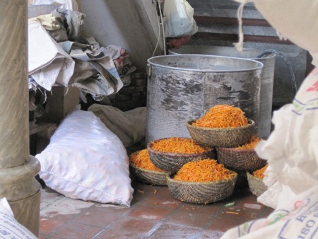 Phát hoảng với nguyên liệu bánh trung thu - 2 Nhân bánh cà rốt để cạnh nhà vệ sinh ở làng bánh kẹo Xuân Đỉnh.