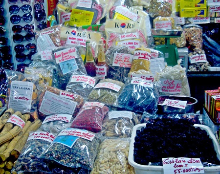 Phát hoảng với nguyên liệu bánh trung thu - 3 Nhân bánh cà rốt để cạnh nhà vệ sinh ở làng bánh kẹo Xuân Đỉnh.