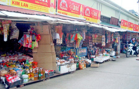 Phát hoảng với nguyên liệu bánh trung thu - 4 Nhân bánh cà rốt để cạnh nhà vệ sinh ở làng bánh kẹo Xuân Đỉnh.