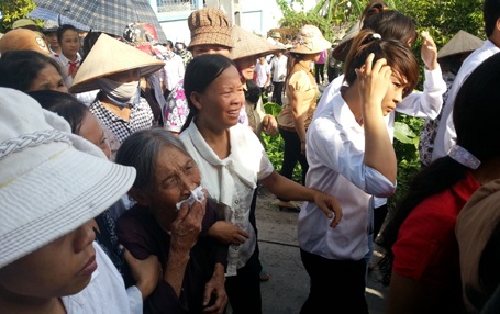 Không khí tang tóc bao trùm vùng quê nghèo.