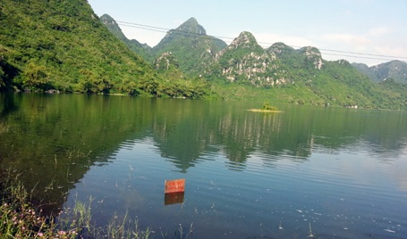 Biển báo nguy hiểm vừa được cắm.