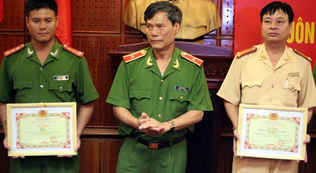 Thiếu tướng Trần Thùy, Phó Giám đốc CATP Hà Nội, trao bằng khen các lực lượng phá án.