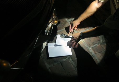 Cảnh sát niêm phong gói bột trắng nghi là ma túy cùng chiếc điện thoại của Thái.