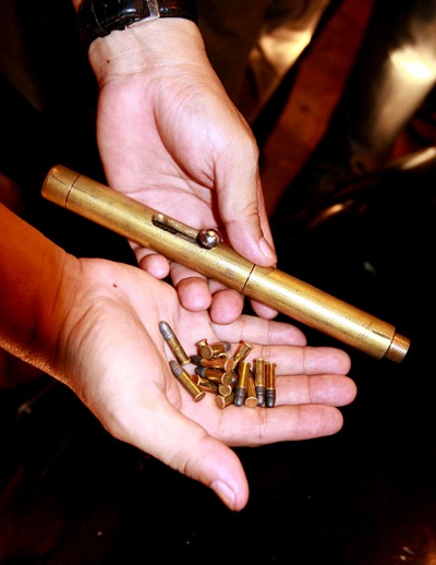 Hà Nội: “Thủ” 4 khẩu súng bút đưa bạn gái dạo phố - 3 Súng bút của đối tượng Nghĩa và Tính.