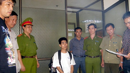 Cơ quan công an đọc lệnh bắt đối tượng­ Nguyễn Viết Sơn