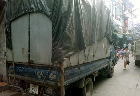 5 chiếc xe tải cùng biển số chở hàng lậu bị bắt giữ.