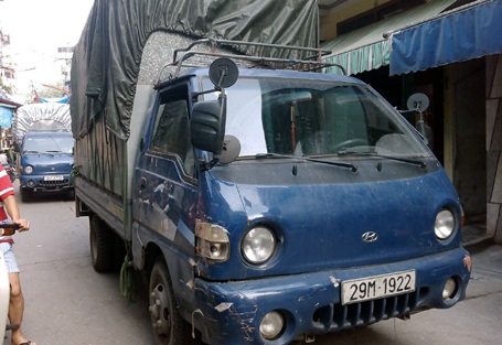 5 chiếc xe tải cùng biển số chở hàng lậu bị bắt giữ.