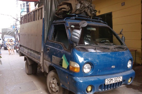 5 chiếc xe tải cùng biển số chở hàng lậu bị bắt giữ.