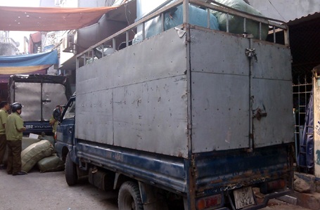 5 chiếc xe tải cùng biển số chở hàng lậu bị bắt giữ.