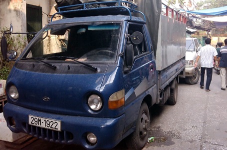 5 chiếc xe tải cùng biển số chở hàng lậu bị bắt giữ.