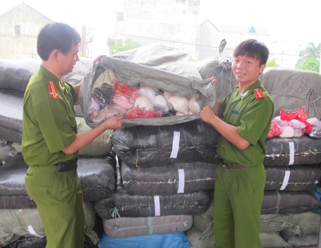 Phá đường dây tiêu thụ áo lót lậu cực lớn - 1 Số hàng lậu tại cơ quan điều tra