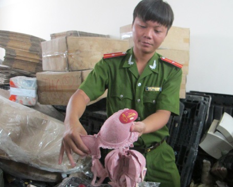 Phá đường dây tiêu thụ áo lót lậu cực lớn - 2 Nhiều chiếc áo qua cảm quan sờ bằng tay nghi có chứa chất lạ
