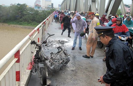 Xe máy lại bốc cháy trơ khung trên cầu Chương Dương - 4 Vụ việc khiến giao thông trên cầu ùn ứ.