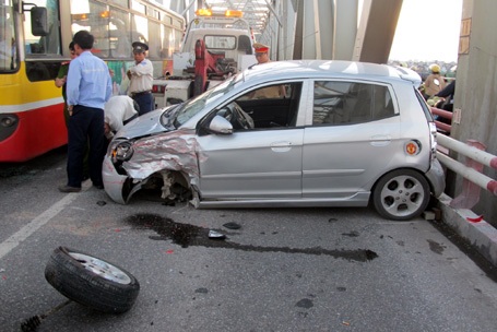 Xe con “cắn” đuôi xe buýt trên cầu Chương Dương - 1 Hiện trường vụ tai nạn