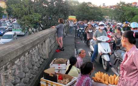 Hà Nội: Người phụ nữ khỏa thân trên cầu Long Biên - 1 Người phụ nữ xuất hiện trên cầu với vẻ thất thần, tr