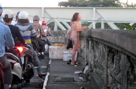 Hà Nội: Người phụ nữ khỏa thân trên cầu Long Biên - 2 Rồi bất ngờ trút bỏ toàn bộ xiêm y