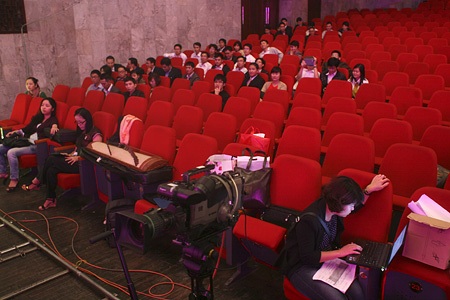 Nhân tài Đất Việt 2012: Tất cả đã sẵn sàng - 7 Các tác giả, nhóm tác giả được bố trí ngồi sát lối đi, tiện cho việc đi lên sân khấu nhận giải.