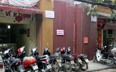 Nơm nớp nỗi lo sống trong ngôi nhà trăm tuổi “chờ” sập - 1 Công trình xây dựng số 121-123 Hàng Bạc đóng kín cửa.