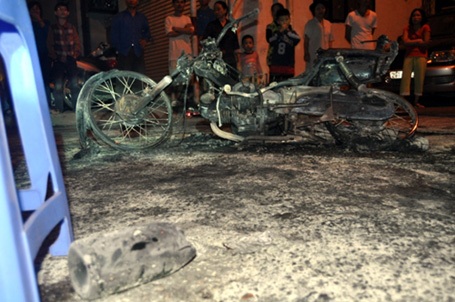 Hà Nội: Náo loạn vì nam thanh niên tự đốt xe máy giữa phố - 2 Vỏ chai thủy tinh sót lại tại hiện trường.