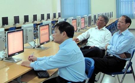 Đại diện Hội đồng Chung khảo khảo sát thực tế sản phẩm.