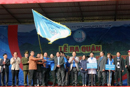 Trao cờ lệnh lễ ra quân.