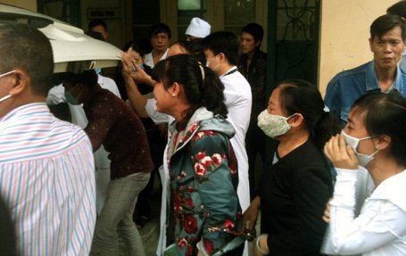 Y tá thiếu kinh nghiệm, bệnh nhân tử vong khi chờ nhập viện - 2 Đau đớn trước sự ra đi bất ngờ của người thân.