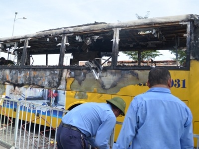 Tài xế đang ngủ, xe buýt bốc cháy trơ khung - 1 Chiếc xe cháy rụi chỉ còn trơ khung. (Ảnh: Nguyễn Huy)