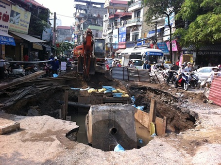 Hố tử thần nuốt chửng hàng chục mét vuông đường Kim Ngưu