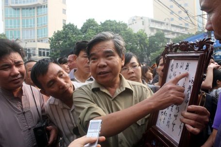 Màn hình lớn được đặt bên ngoài để người dân có thể theo dõi lễ viếng.