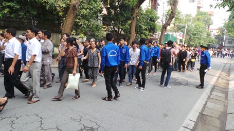 Dòng người tiến về khu vực vườn hoa Pastuer khi vòng bảo vệ bên ngoài được nới.