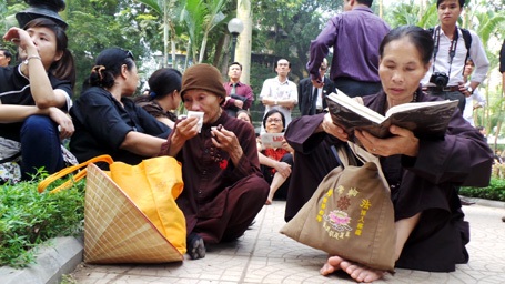 Nhiều người không cầm được nước mắt.