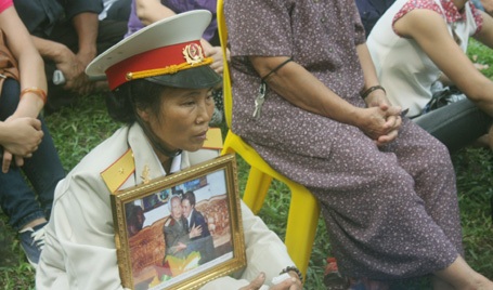 Nữ cựu chiến binh với bức ảnh quý chụp cùng Đại tướng.