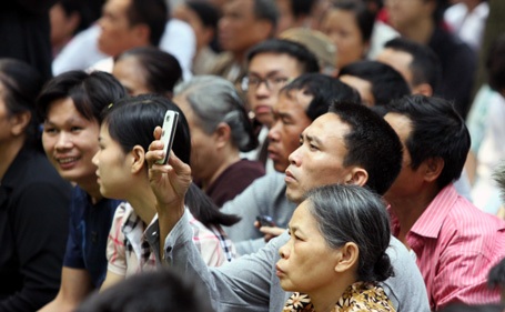 Đội nắng theo dõi lễ viếng.