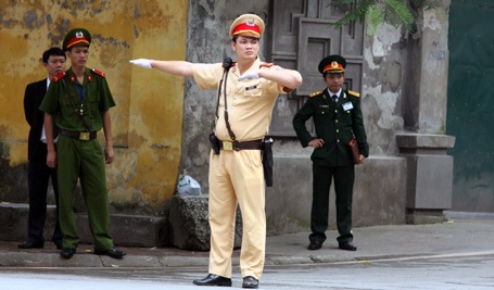 Lực lượng CSGT làm nhiệm vụ phân luồng và hướng dẫn các đoàn xe ưu tiên.