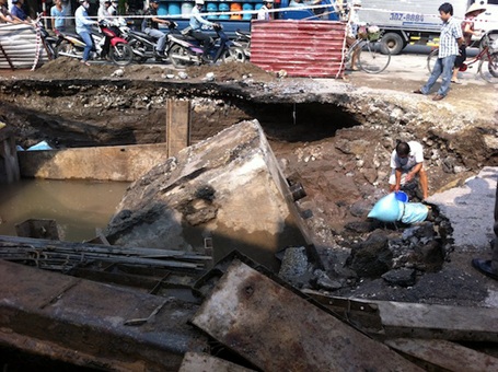 Đường Kim Ngưu bất ngờ thành một công trường ngổn ngang