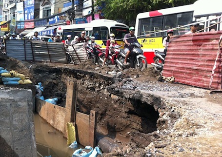 Hàm ếch khoét trên thân hố tử thần.