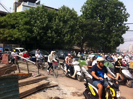 Giao thông quanh khu vực bị hỗn loạn nhiều giờ