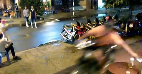 Tên cướp ra tay quá nhanh khiến nạn nhân không kịp phản ứng.